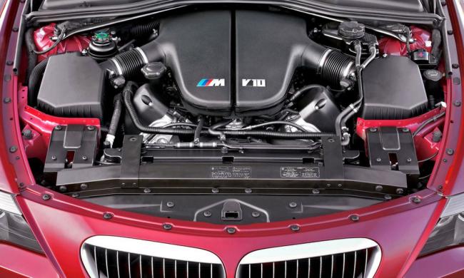 Двигатель под капотом машины Двигатель под капотом машины