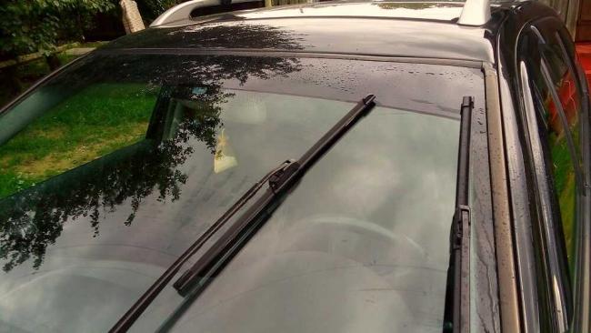 Щетки стеклоочистителя очищают лобовое стекло Дворники автомобиля в верхнем положении