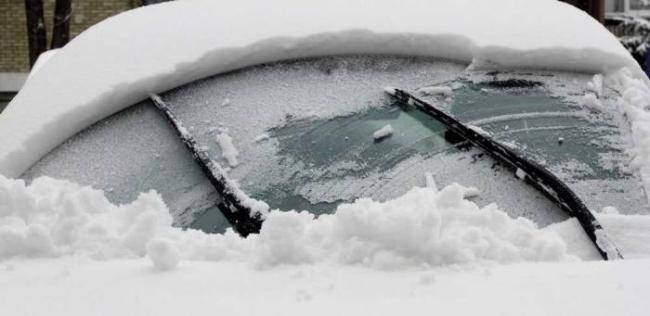 Стеклоочистители работают на заснеженном стекле Дворники чистят лобовое стекло от снега