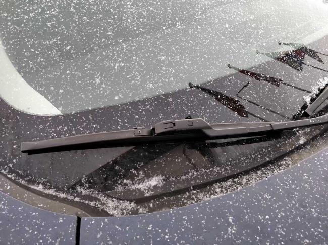 Зимний режим работы дворников Дворники на заснеженном лобовом стекле