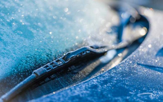 Примерзшие к лобовому стеклу дворники Дворники примерзли к стеклу