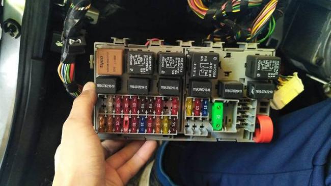 Неисправность электронного спидометра из-за перегорания предохранителя Электронный спидометр и предохранители
