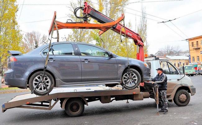 Эвакуатор поднимающий автомобиль Эвакуатор