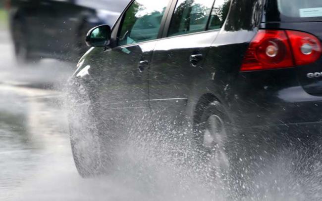 Автомобиль на дороге во время дождя Езда на автомобиле во время дождя