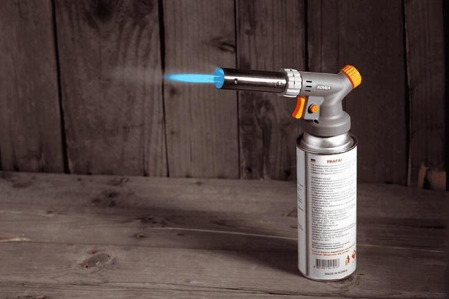 Горелка газовая для подогрева моторного масла Газовая горелка на столе