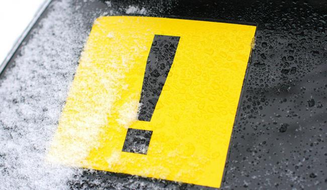 Где размещать и сколько ездить со знаком начинающий водитель Где размещать и сколько ездить со знаком начинающий водитель