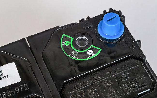 Глазок у автомобильного аккумулятора Глазок у автомобильного аккумулятора