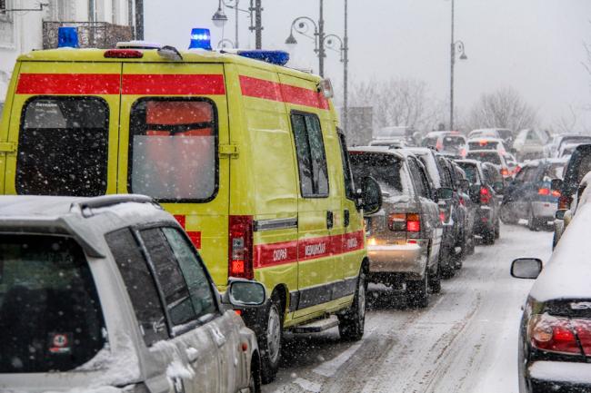 Автомбиль скорой в пробке Автомбиль скорой в пробке