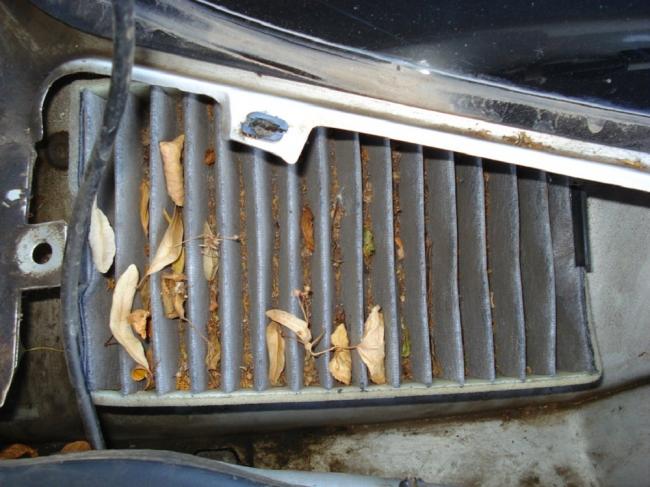 Забитый листвой воздуховод Грязь в воздуховоде машины