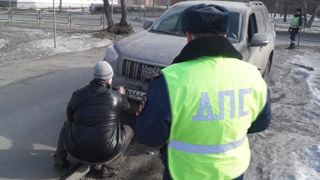 Грязный госномер на машине Грязный госномер на машине