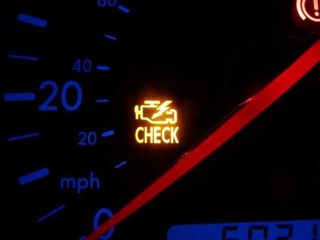 Загоревшаяся лампочка "Check Engine" Загоревшаяся лампочка "Check Engine"