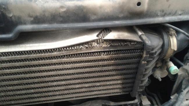 Повреждения устройства для охлаждения двигателя Интеркулер с поломкой