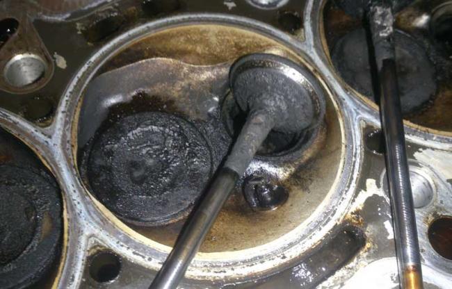 Требующая замены поршневая группа автомобиля Износ поршневой группы