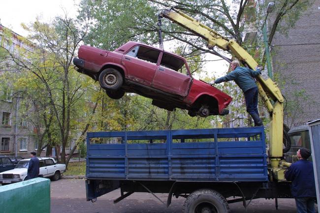 Эвакуация брошенного автомобиля Эвакуация брошенного автомобиля