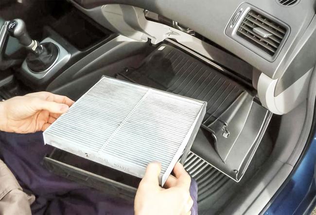Как поменять салонный фильтр в автомобиле Как поменять салонный фильтр в автомобиле