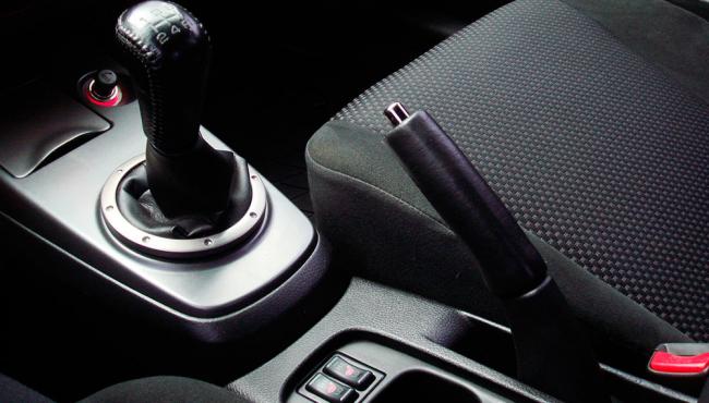 использование передачи вместо ручника