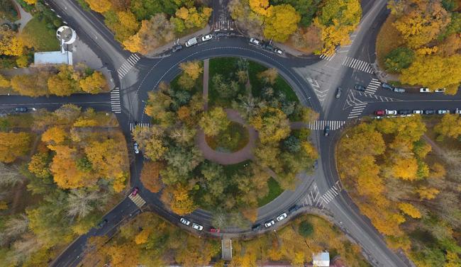 Как правильно проехать перекрёсток с круговым движением Как правильно проехать перекрёсток с круговым движением