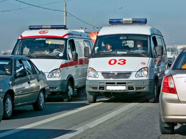 Водитель скорой помощи везет пациента Как уступать дорогу и чём подвох