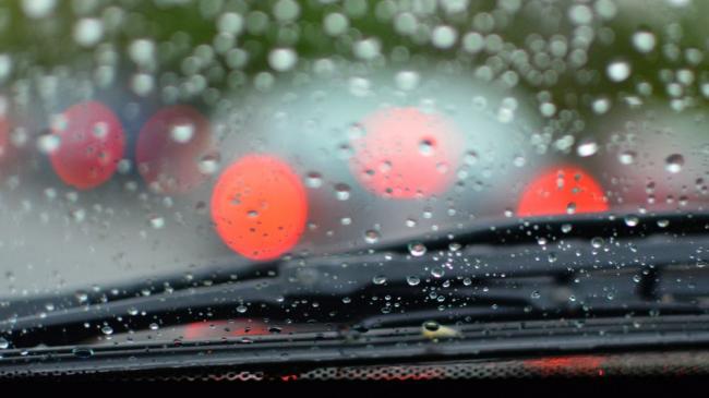 Капли на стекле автомобиля Капли на стекле