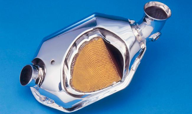 Внутренние соты в каталитическом нейтрализаторе Каталитический нейтрализатор в машине