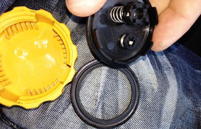 Клапан расширительного бачка Клапан расширительного бачка