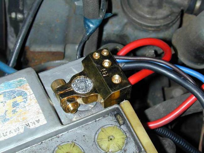 Клеммы автомобильного аккумулятора Клеммы автомобильного аккумулятора