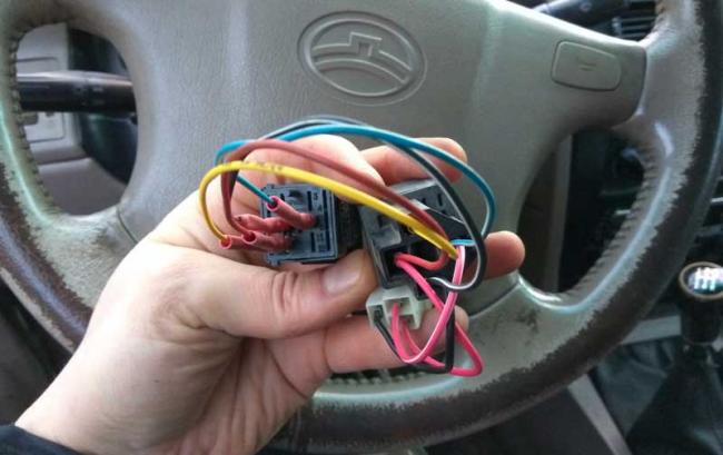 Замена кнопки включения подогрева боковых зеркал Кнопка включения подогрева боковых зеркал