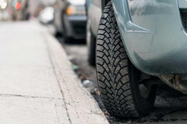 Выворот колес во время автомобиля Вывернутое колесо машины