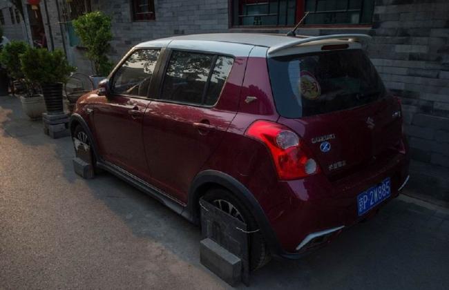 Доски с кирпичами закрывают колеса автомобиля Колеса машины прикрыты старыми досками