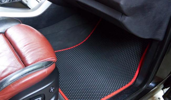 Восстановленный автомобильный коврик Коврик после восстановления чернителем