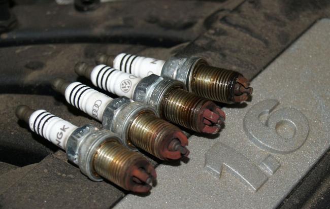 Красный нагар на свечах зажигания Красный нагар на свечах зажигания