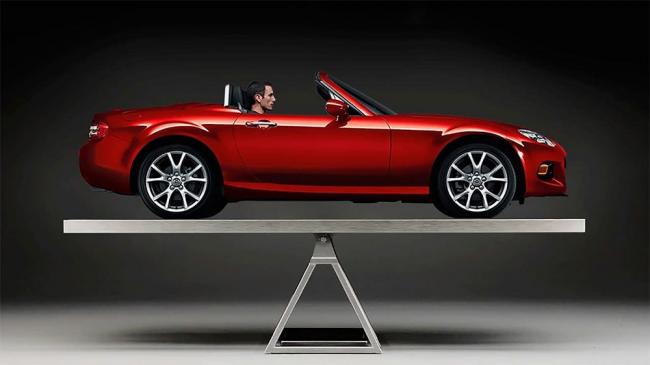 Развесовка автомобиля по осям Красный автомобиль на весах