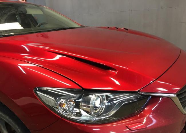 Красная Мазда с жабрами на капоте Красный автомобиль с тюнингованным капотом