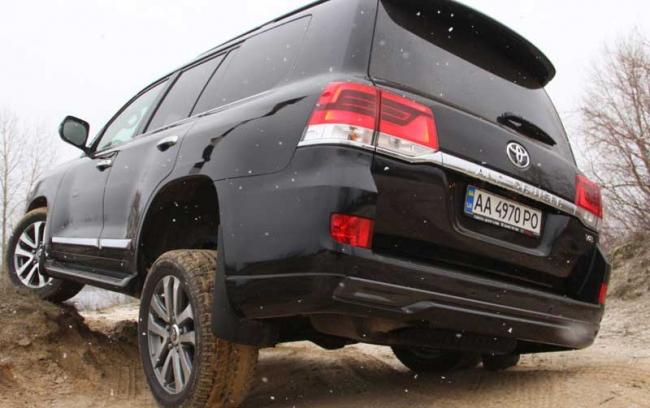 Опасный крен легкового автомобиля Опасный крен авто