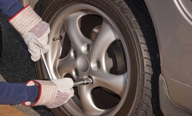 Затягивание крепёжных колёсных болтов Подкручивание крепёжных болтов