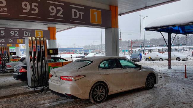 Выбирая между А-92 и А-95 нужно учесть, что меньшее октановое число говорит о наименьшем количестве спиртовых и эфирных присадок Варианты бензина на заправке