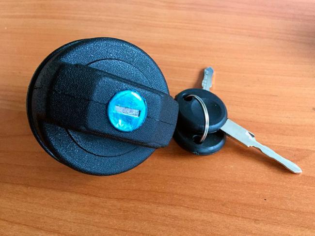 Крышка бензобака автомобиля Крышка бензобака