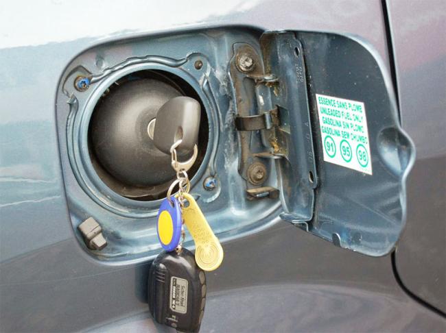 Крышка люка бензобака Крышка люка бензобака