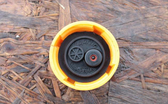 Крышка расширительного автомобильного бачка Крышка расширительного автомобильного бачка