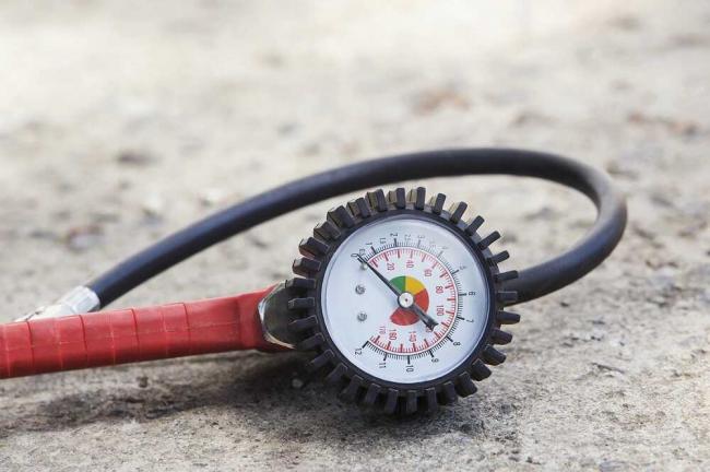 Прибор для измерения давления в шинах Манометр лежит на земле