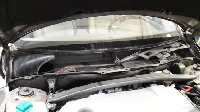 Снятие дворников на машине Машина с открытым капотом