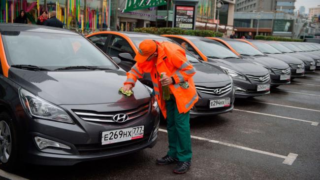 Машина стоит на парковке Машина стоит на парковке