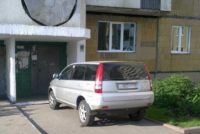 Автомобиль припаркован под окнами квартиры Машина стоит под окнами у подъезда