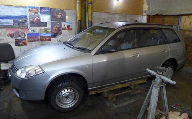 Автомобиль на ремонте в неофициальном сервисе Машина в неофициальном автосервисе