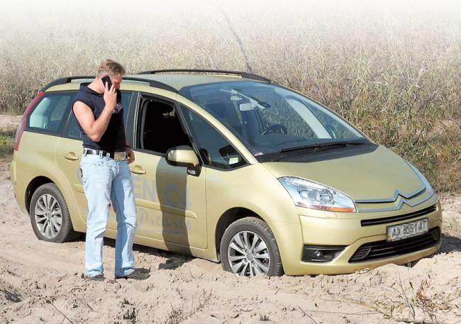 Машина застряла в песке Машина застряла в песке