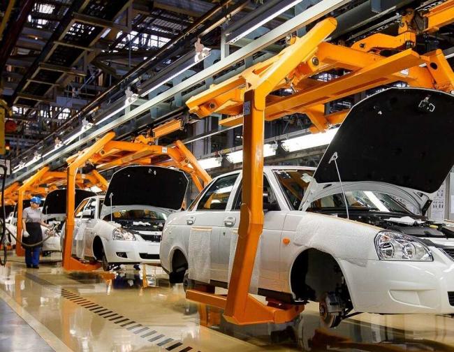 Завод по производству автомобилей Машины на конвейере с открытыми капотами