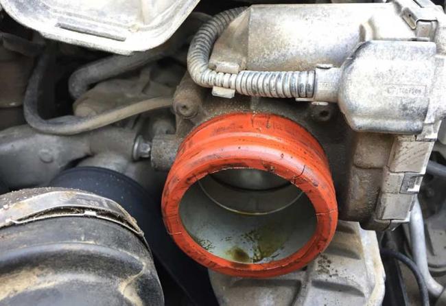 Загрязнение машинным маслом дроссельной заслонки Машинное масло в дроссельной заслонке