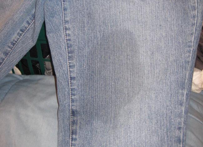 Выведение пятна с джинсовой ткани требует особого подхода Пятно на джинсах