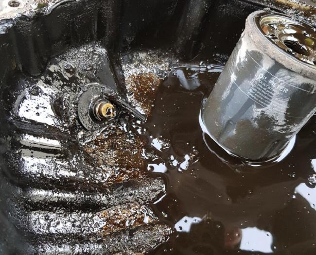 Моторная жидкость с стружкой металла Металлическая стружка в моторном масле