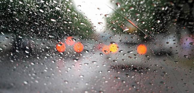 Капли дождя на лобовом стекле Капли дождя на лобовом стекле